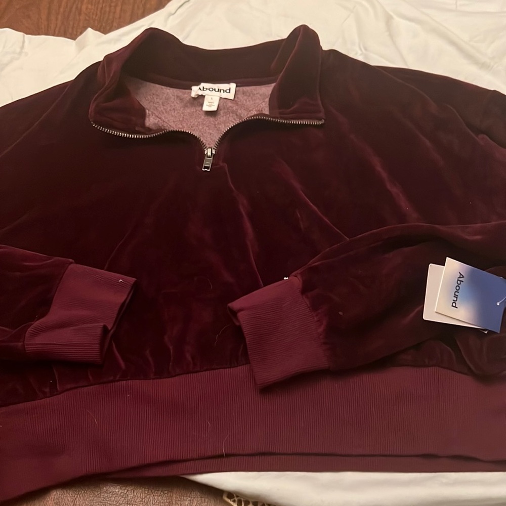NWT women’s velour crop top